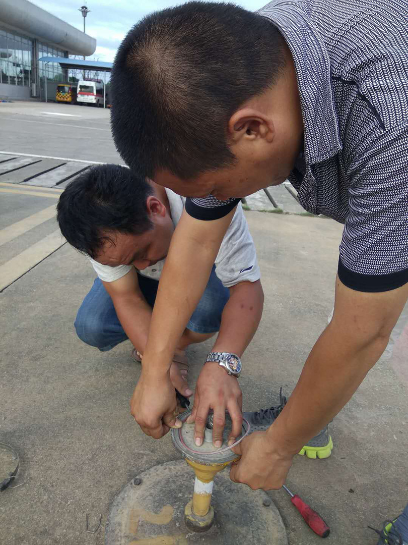 點(diǎn)燃夜色的光芒 擦亮飛機(jī)的“眼睛”