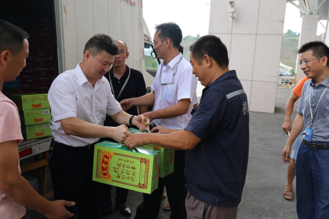 炎炎夏日送清涼 絲絲涼意沁人心 ——張家界機(jī)場(chǎng)分公司工會(huì)開展送清涼活動(dòng)