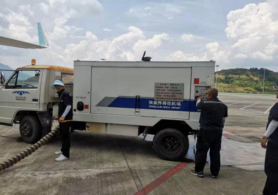 確保旅客順暢出行，機(jī)場(chǎng)一線職工高溫堅(jiān)守！