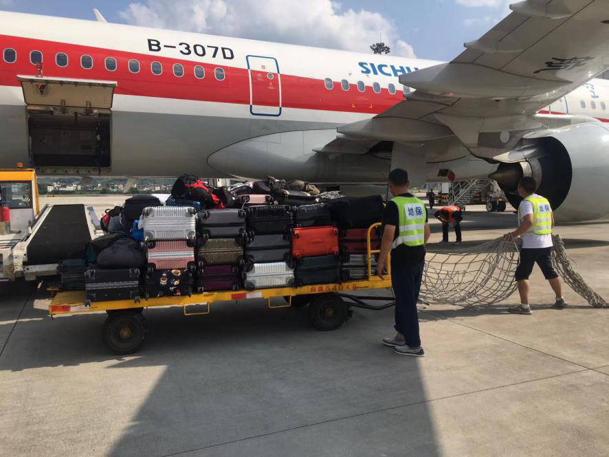 確保旅客順暢出行，機(jī)場(chǎng)一線職工高溫堅(jiān)守！