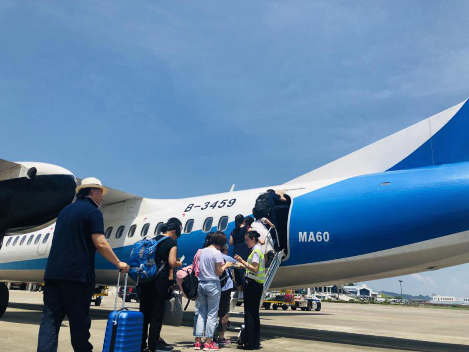 確保旅客順暢出行，機(jī)場(chǎng)一線職工高溫堅(jiān)守！