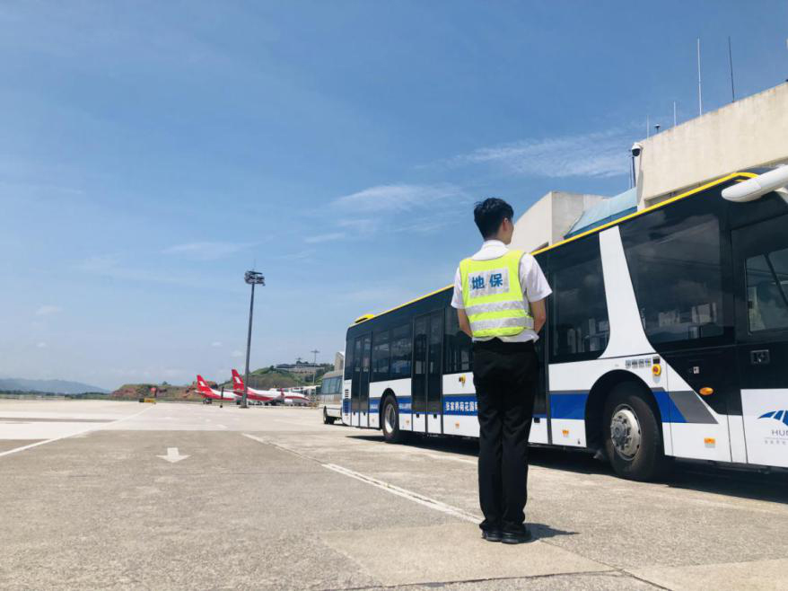 確保旅客順暢出行，機(jī)場(chǎng)一線職工高溫堅(jiān)守！