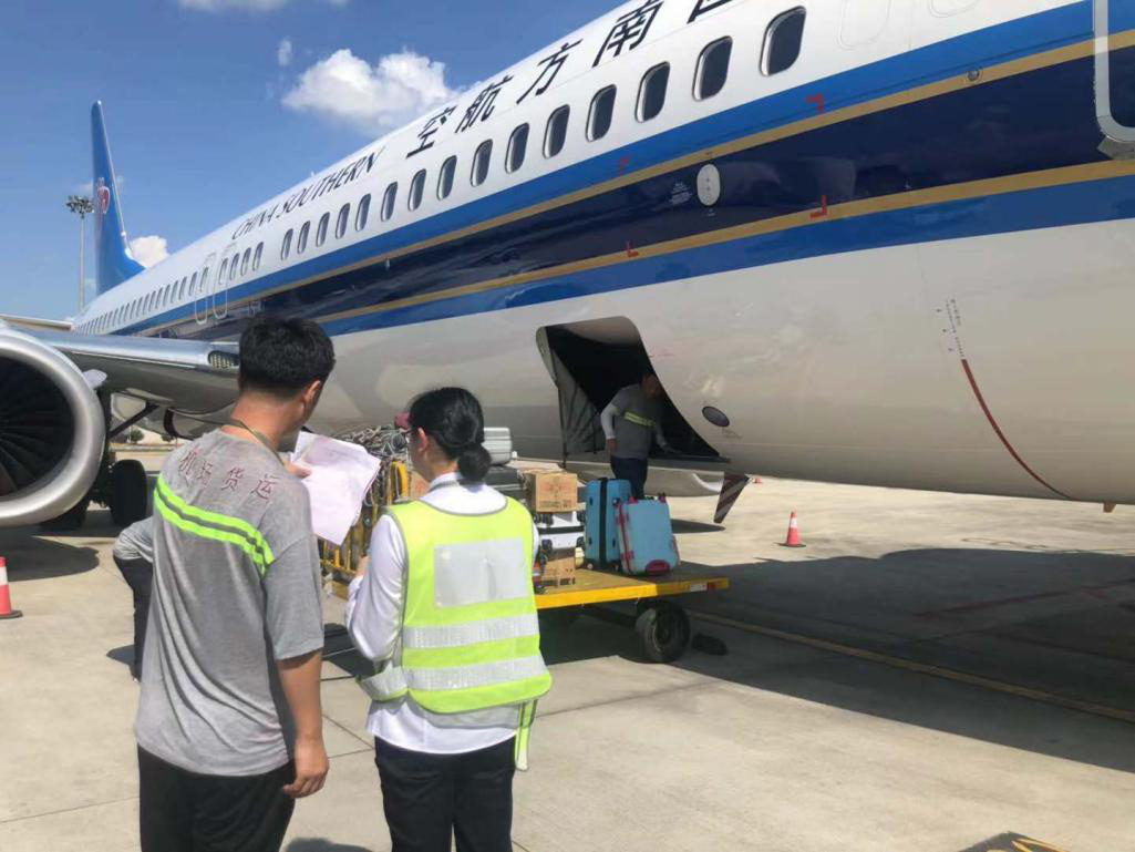 確保旅客順暢出行，機(jī)場(chǎng)一線職工高溫堅(jiān)守！
