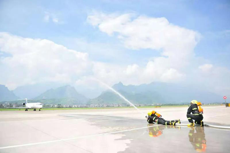 確保旅客順暢出行，機(jī)場(chǎng)一線職工高溫堅(jiān)守！