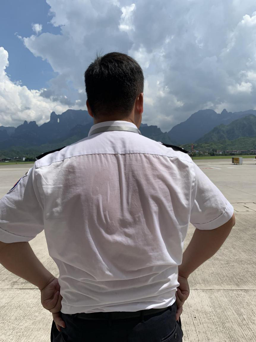 確保旅客順暢出行，機(jī)場(chǎng)一線職工高溫堅(jiān)守！