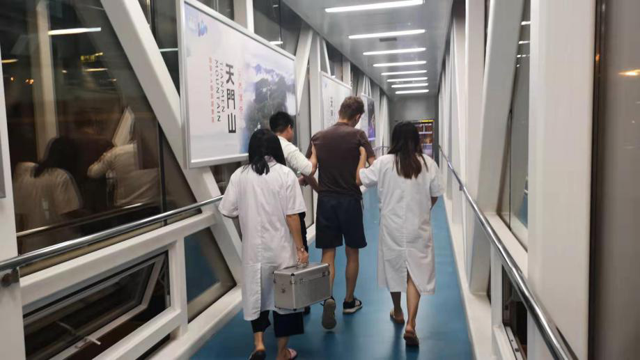 暖心！外籍小伙忽感不適癱坐廊橋，張家界機(jī)場(chǎng)緊急救護(hù)